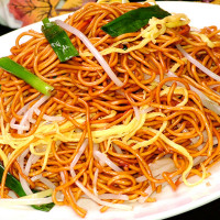 Tallarines salteados con tres delicias