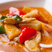 Pollo con salsa curry tailandesa