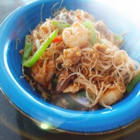 Fideo de arroz salteados con tres delicias