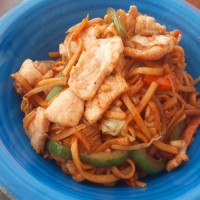 Tallarines salteados con pollo